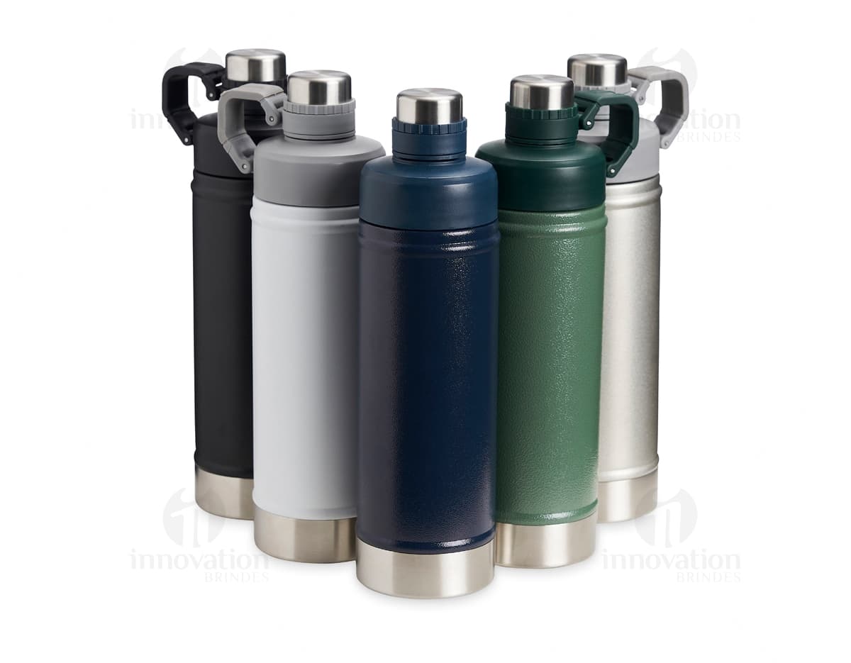 Garrafa térmica de 700ml em aço inoxidável, na cor prata, com tampa rosqueável e alça para transporte. Garrafa térmica de 700ml em aço inoxidável, na cor prata, com tampa rosqueável e alça para transporte.