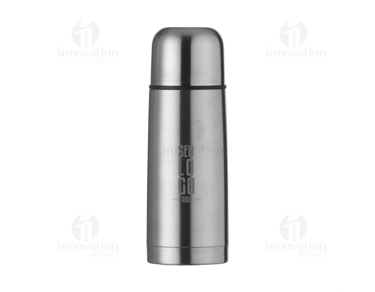 Garrafa térmica inox com filtro infusor em fundo branco. Garrafa térmica inox com filtro infusor em fundo branco.