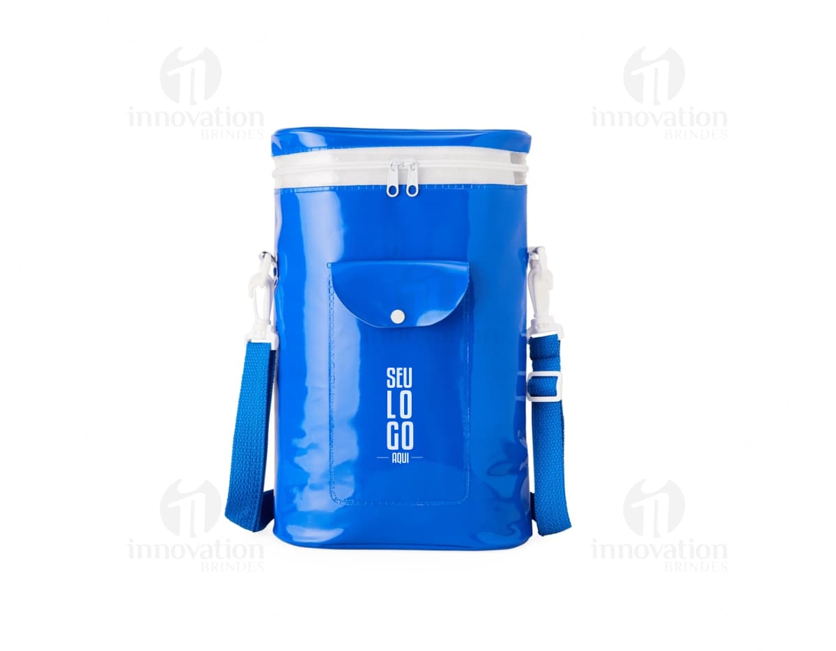 Bolsa esportiva dobrável em cor preta, possui alças ajustáveis e fecho de zíper. Bolsa esportiva dobrável em cor preta, possui alças ajustáveis e fecho de zíper.