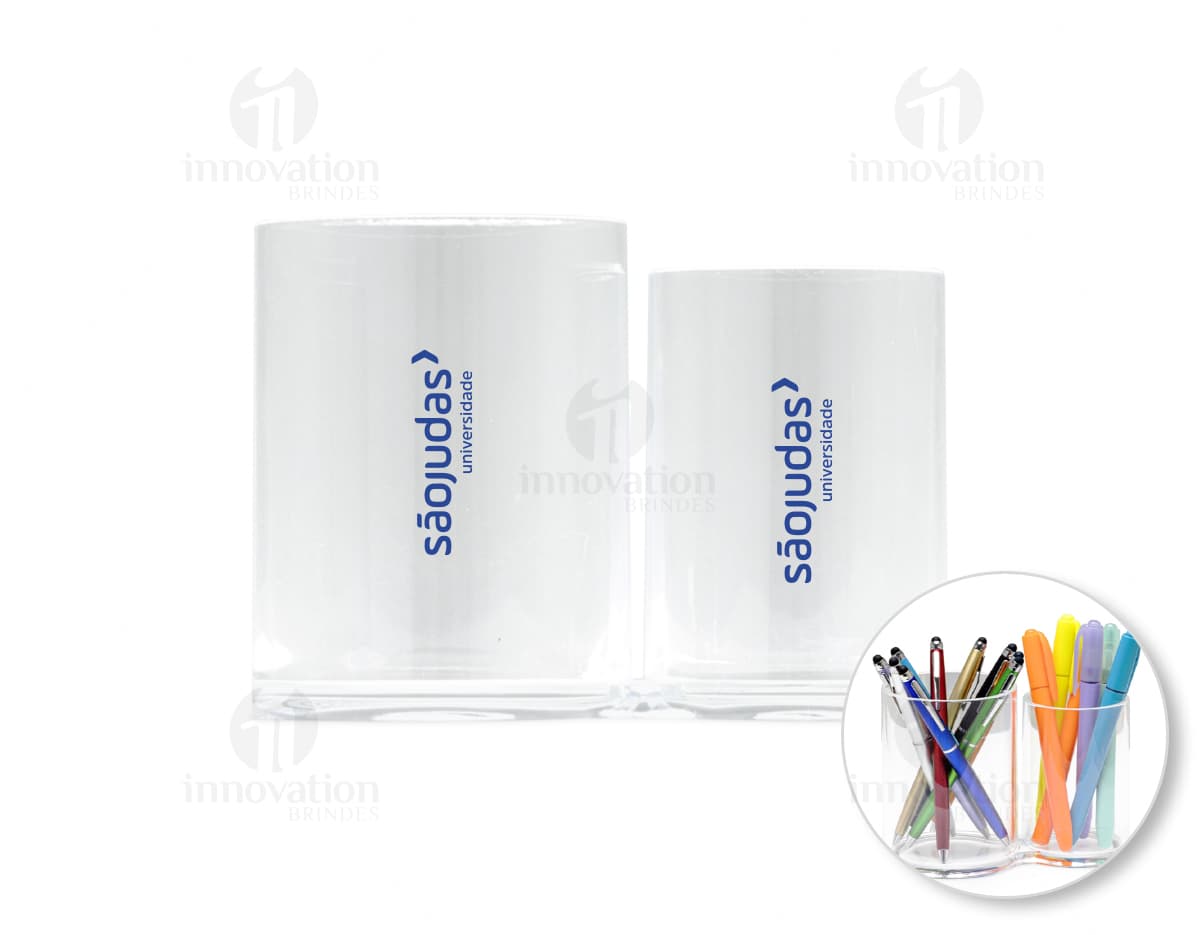 Kit com 6 porta copos em diferentes cores e estampas, dispostos de forma organizada em cima de uma mesa de madeira. Kit com 6 porta copos em diferentes cores e estampas, dispostos de forma organizada em cima de uma mesa de madeira.