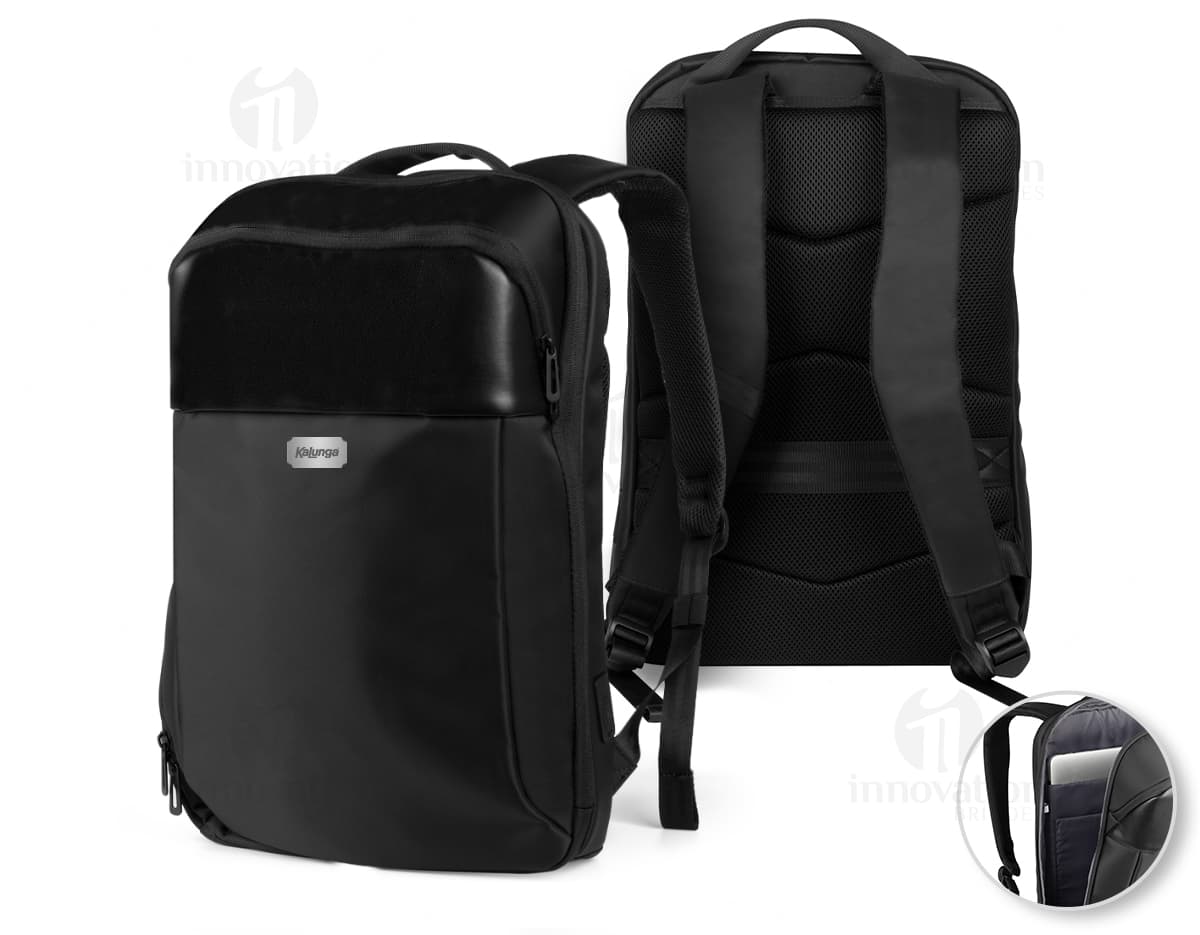 Mochila anti furto para homem de negócios segurando laptop preto em assento de carro, com mãos, dispositivo e wallet visíveis. Mochila anti furto para homem de negócios segurando laptop preto em assento de carro, com mãos, dispositivo e wallet visíveis.