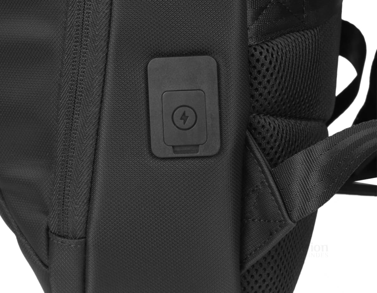 Mochila premium para notebook com porta USB em cor preta. Mochila premium para notebook com porta USB em cor preta.