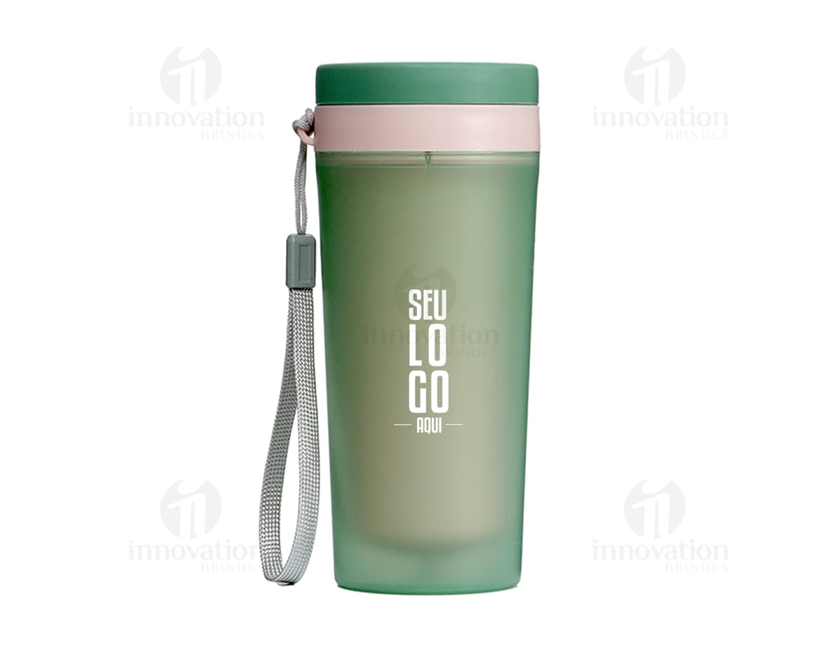 Kit com 6 porta copos em diferentes cores e estampas, dispostos em círculo em cima de uma mesa de madeira. Kit com 6 porta copos em diferentes cores e estampas, dispostos em círculo em cima de uma mesa de madeira.