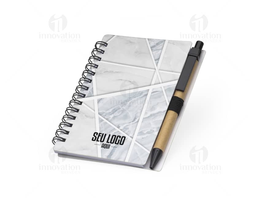 Kit com 6 porta copos de cores diferentes sobre uma mesa de madeira.