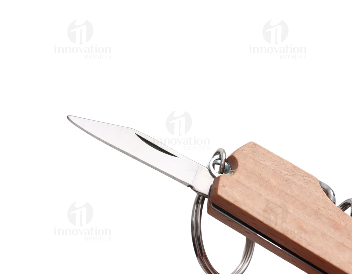 Chaveiro Abridor Multifunções em metal prateado com detalhes em preto. Chaveiro Abridor Multifunções em metal prateado com detalhes em preto.