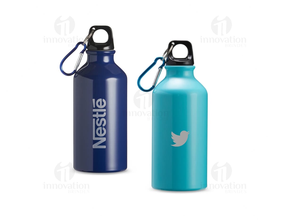 Garrafa de aço inox com capacidade de 540 ml, em meio a objetos como frascos de perfume, produtos de higiene, garrafas de bebida e rótulos. Garrafa de aço inox com capacidade de 540 ml, em meio a objetos como frascos de perfume, produtos de higiene, garrafas de bebida e rótulos.