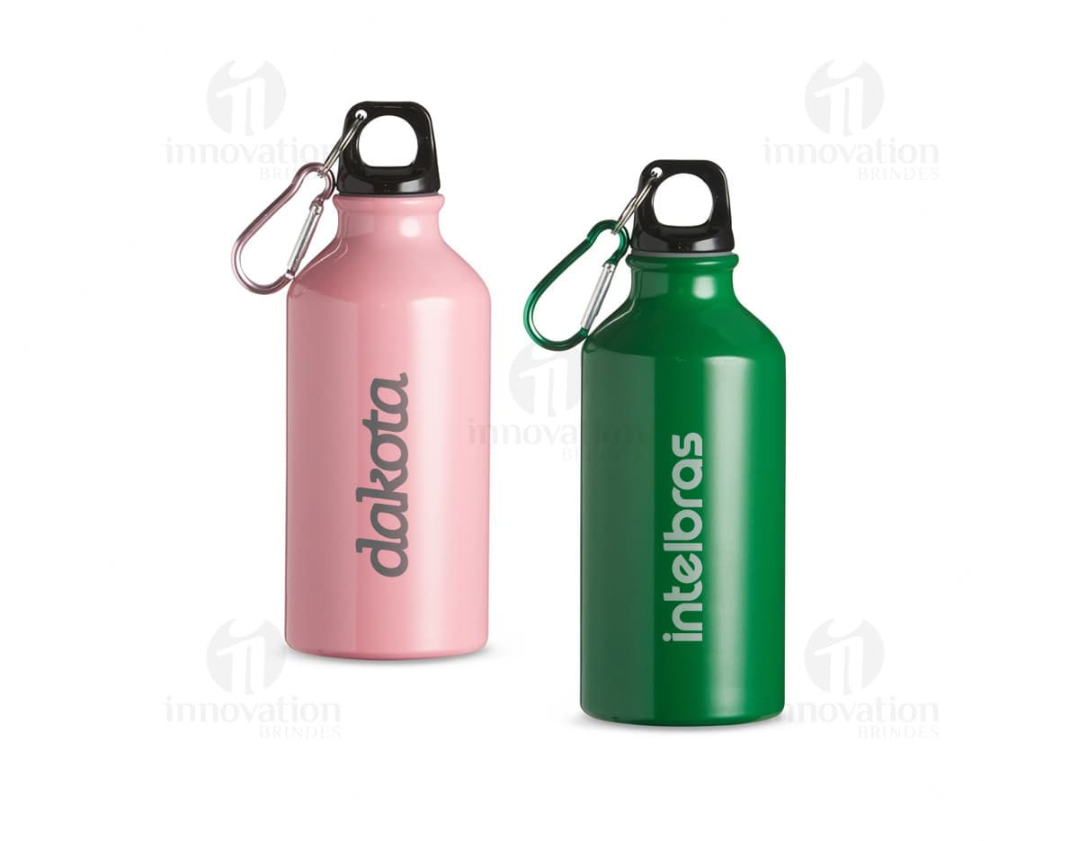 Squeeze Polietileno 550ml com tampa em fundo branco. Squeeze Polietileno 550ml com tampa em fundo branco.