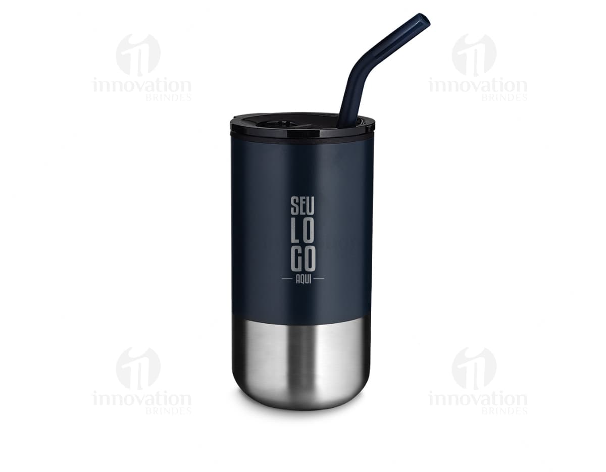 Copo de metal prateado vazio com tampa, reflexo brilhante, design moderno e limpo. Copo de metal prateado vazio com tampa, reflexo brilhante, design moderno e limpo.