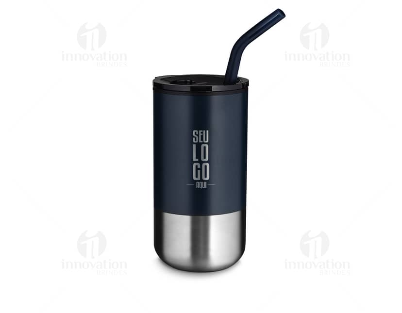 Copo de metal prateado vazio com tampa, reflexo brilhante, design moderno e limpo.