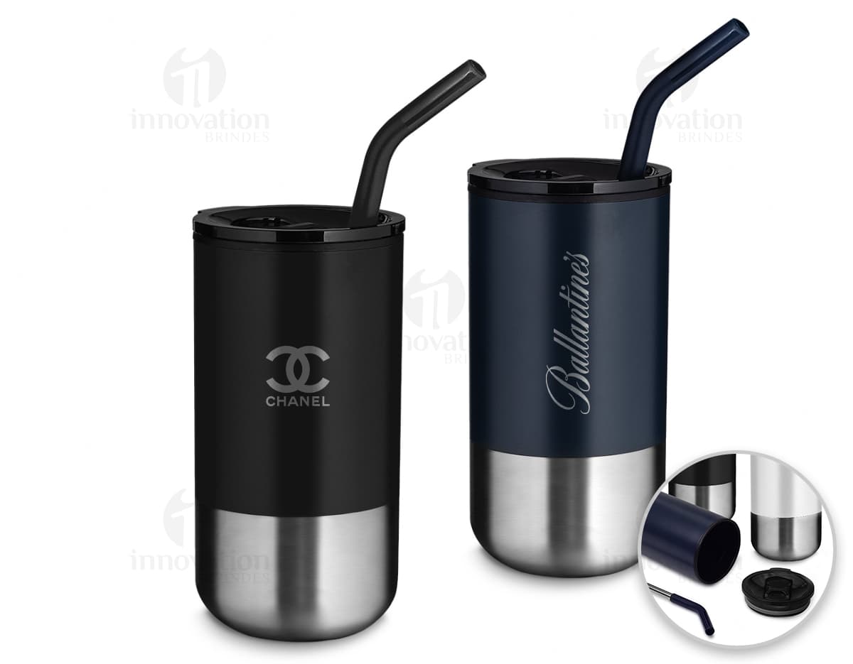 Copo de metal prateado vazio com tampa, reflexo brilhante, design moderno e limpo. Copo de metal prateado vazio com tampa, reflexo brilhante, design moderno e limpo.