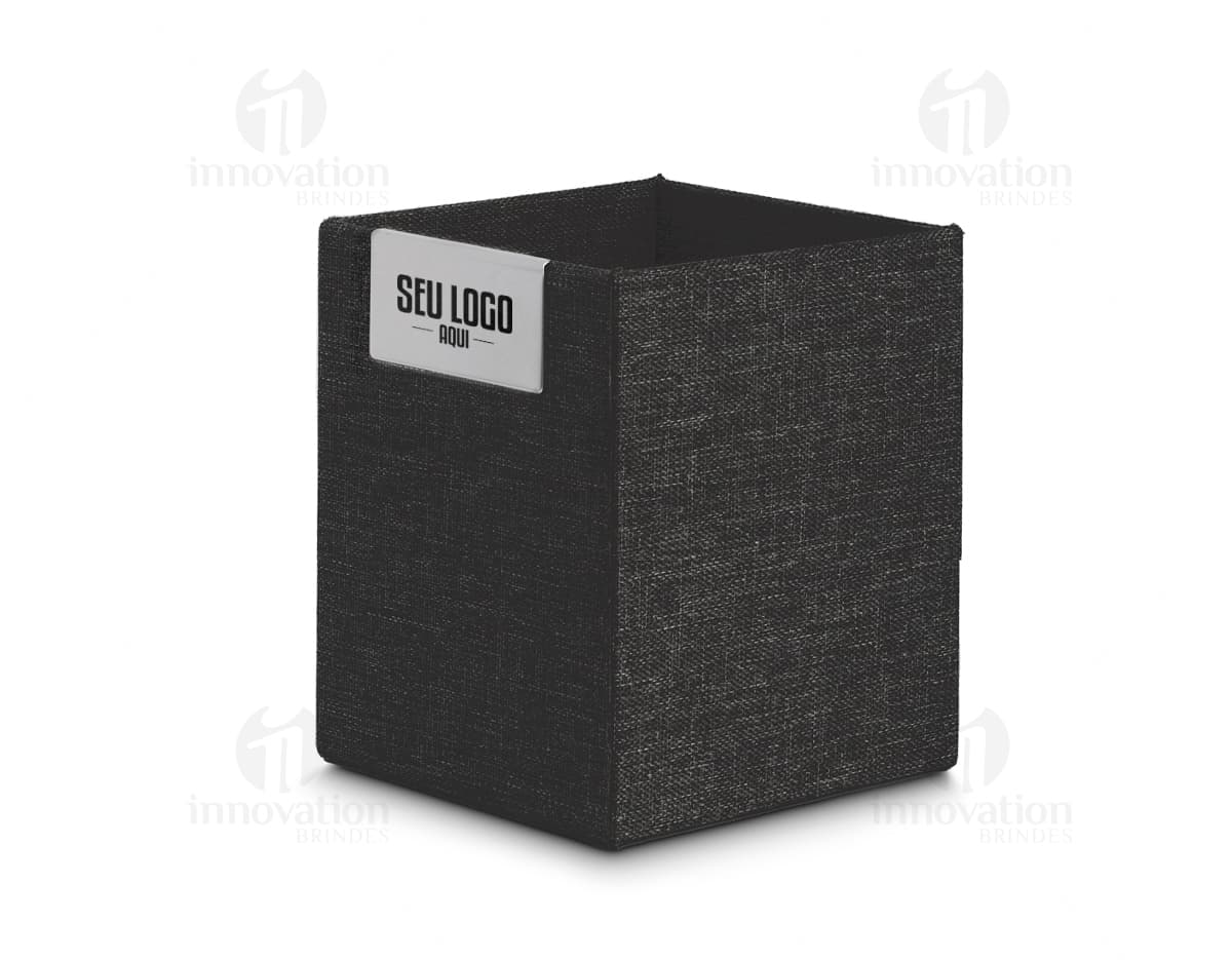 Porta caneta marrom de couro com fecho de metal e detalhes em fita de cetim. Porta caneta marrom de couro com fecho de metal e detalhes em fita de cetim.