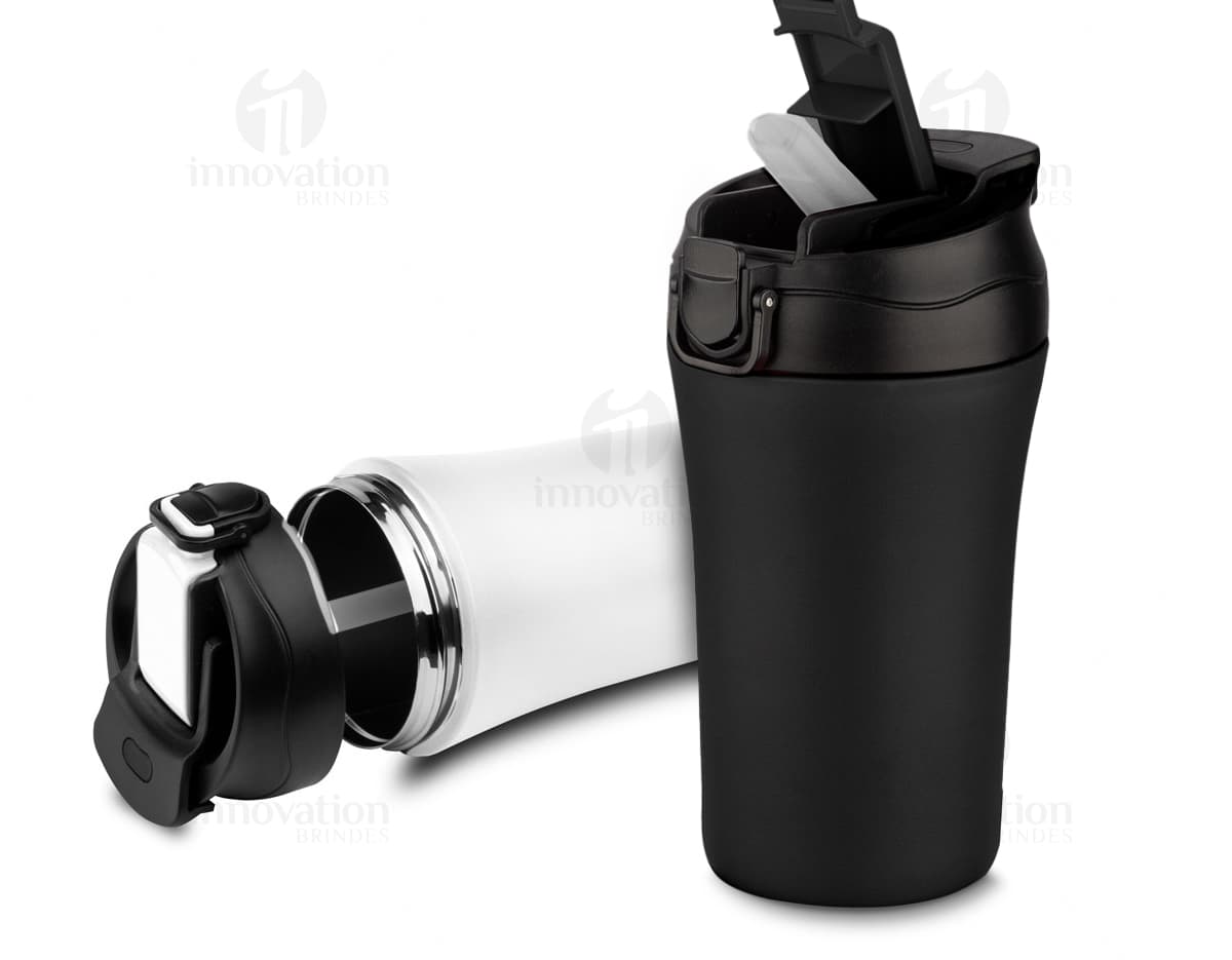 Kit com 6 porta copos em formato circular, sendo 3 na cor preta e 3 na cor branca. Cada porta copo possui uma estampa de folhas verdes em destaque. Kit com 6 porta copos em formato circular, sendo 3 na cor preta e 3 na cor branca. Cada porta copo possui uma estampa de folhas verdes em destaque.