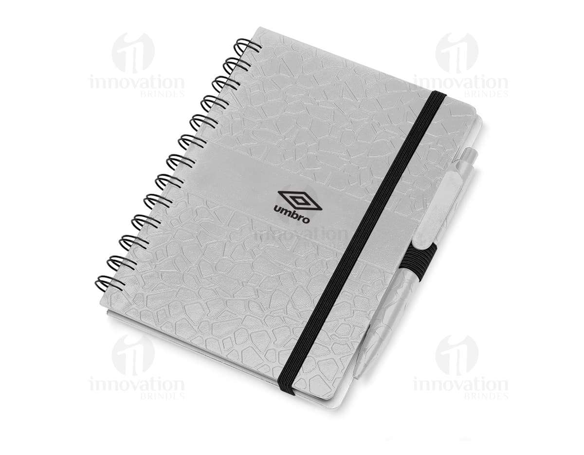 Bloco de anotações com capa plástica em cores azul, verde e rosa, contendo folhas em branco e elástico para fechamento. Bloco de anotações com capa plástica em cores azul, verde e rosa, contendo folhas em branco e elástico para fechamento.