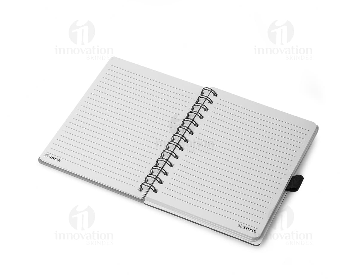 Bloco de anotações com capa plástica em cores azul, verde e rosa, contendo folhas em branco e elástico para fechamento. Bloco de anotações com capa plástica em cores azul, verde e rosa, contendo folhas em branco e elástico para fechamento.
