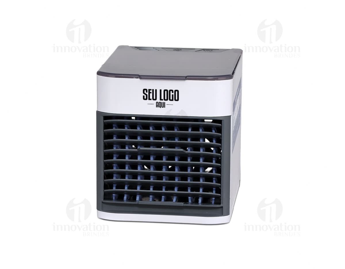 Mini Climatizador de Ar Portátil em um fundo branco. O aparelho possui um design compacto e moderno, ideal para uso em ambientes pequenos. Mini Climatizador de Ar Portátil em um fundo branco. O aparelho possui um design compacto e moderno, ideal para uso em ambientes pequenos.