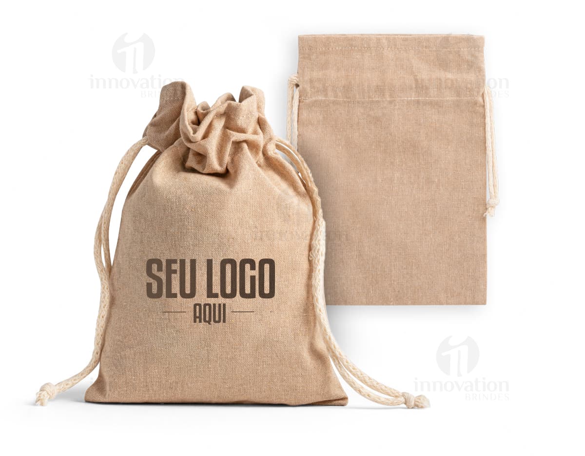 Saquinho de algodão vintage em tecido marrom texturizado com fechamento de cordão de algodão.textContent Saquinho de algodão vintage em tecido marrom texturizado com fechamento de cordão de algodão.textContent