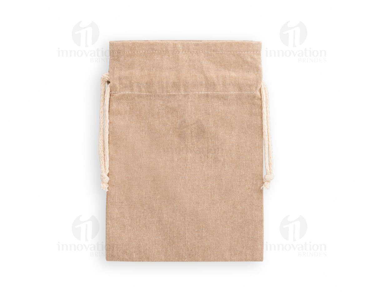 Saquinho de algodão vintage em tecido marrom texturizado com fechamento de cordão de algodão.textContent Saquinho de algodão vintage em tecido marrom texturizado com fechamento de cordão de algodão.textContent