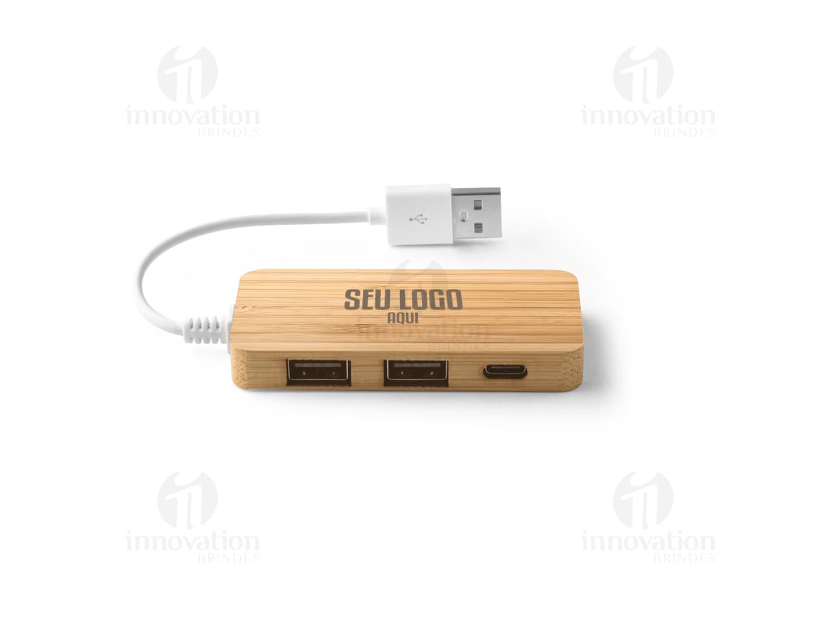 Hub em bambu com conexões para diversos equipamentos eletrônicos, como computador, modem, roteador, entre outros. Feito de material plástico preto e metal, ideal para organizar e transferir dados de forma eficiente. Design moderno e sustentável, perfeito para escritórios e ambientes de trabalho. Hub em bambu com conexões para diversos equipamentos eletrônicos, como computador, modem, roteador, entre outros. Feito de material plástico preto e metal, ideal para organizar e transferir dados de forma eficiente. Design moderno e sustentável, perfeito para escritórios e ambientes de trabalho.