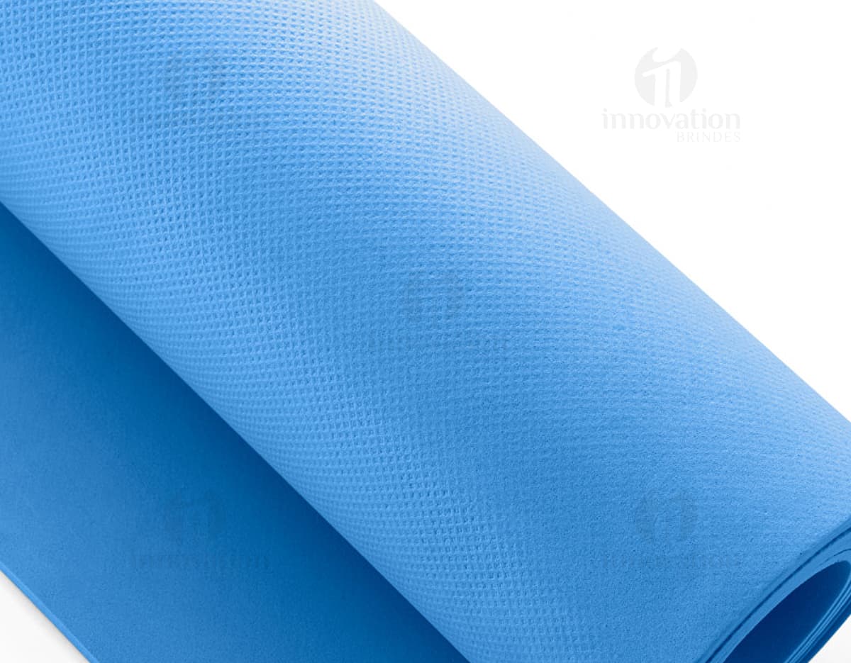 Chaveiro mosquetão feito em metal e couro preto. Chaveiro mosquetão feito em metal e couro preto.