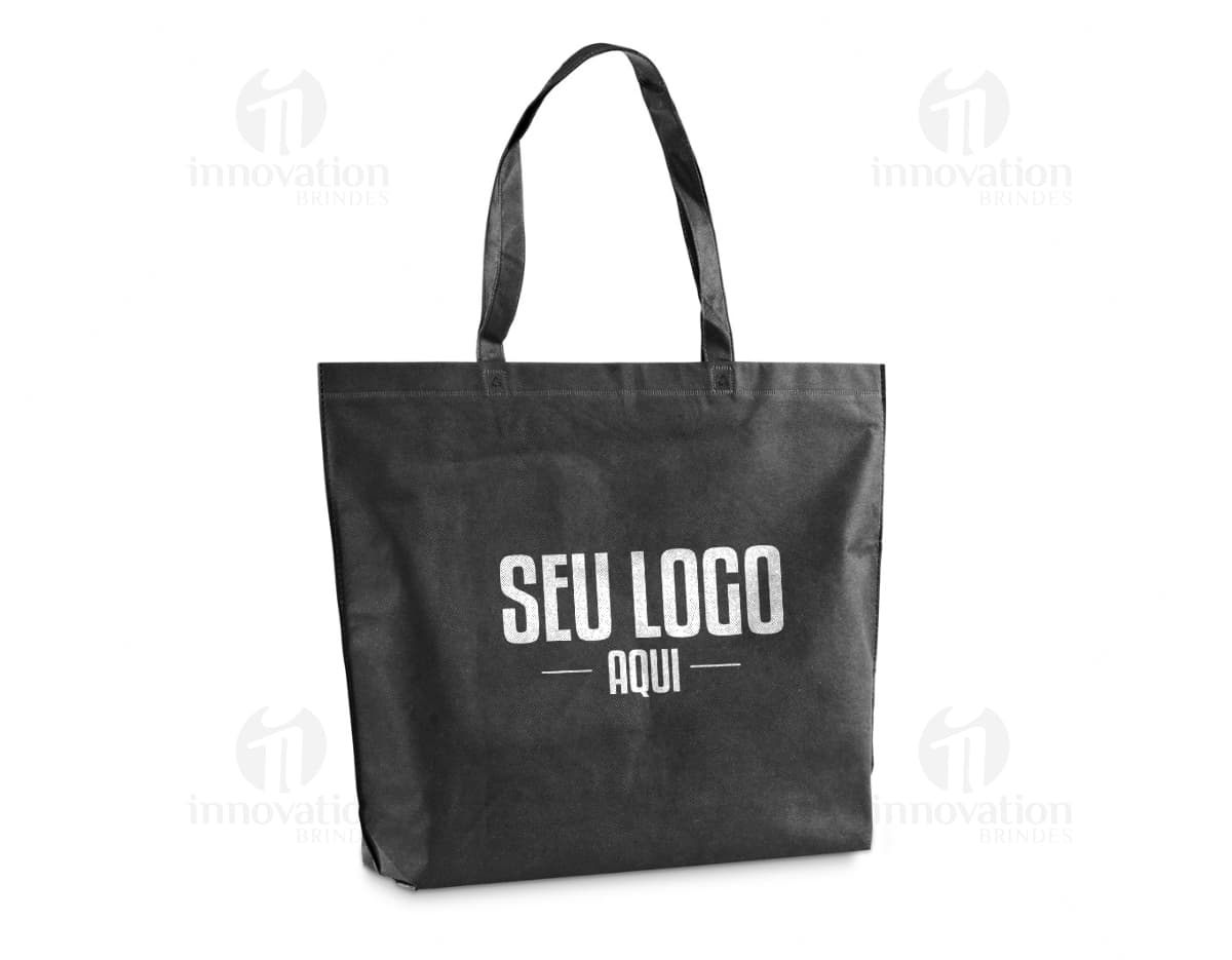 SACOLA 480 x 380 mm em tom de marrom claro, de papel resistente, vazia, com alça de corda, fechamento com cadeado de metal e etiqueta de preço em amarelo. SACOLA 480 x 380 mm em tom de marrom claro, de papel resistente, vazia, com alça de corda, fechamento com cadeado de metal e etiqueta de preço em amarelo.