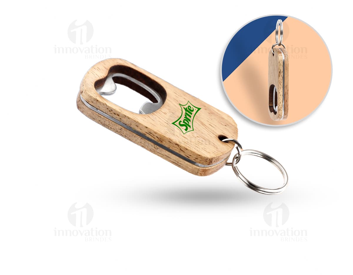 Chaveiro de metal e cortiça. Fundo branco com sombra. Chaveiro de metal e cortiça. Fundo branco com sombra.