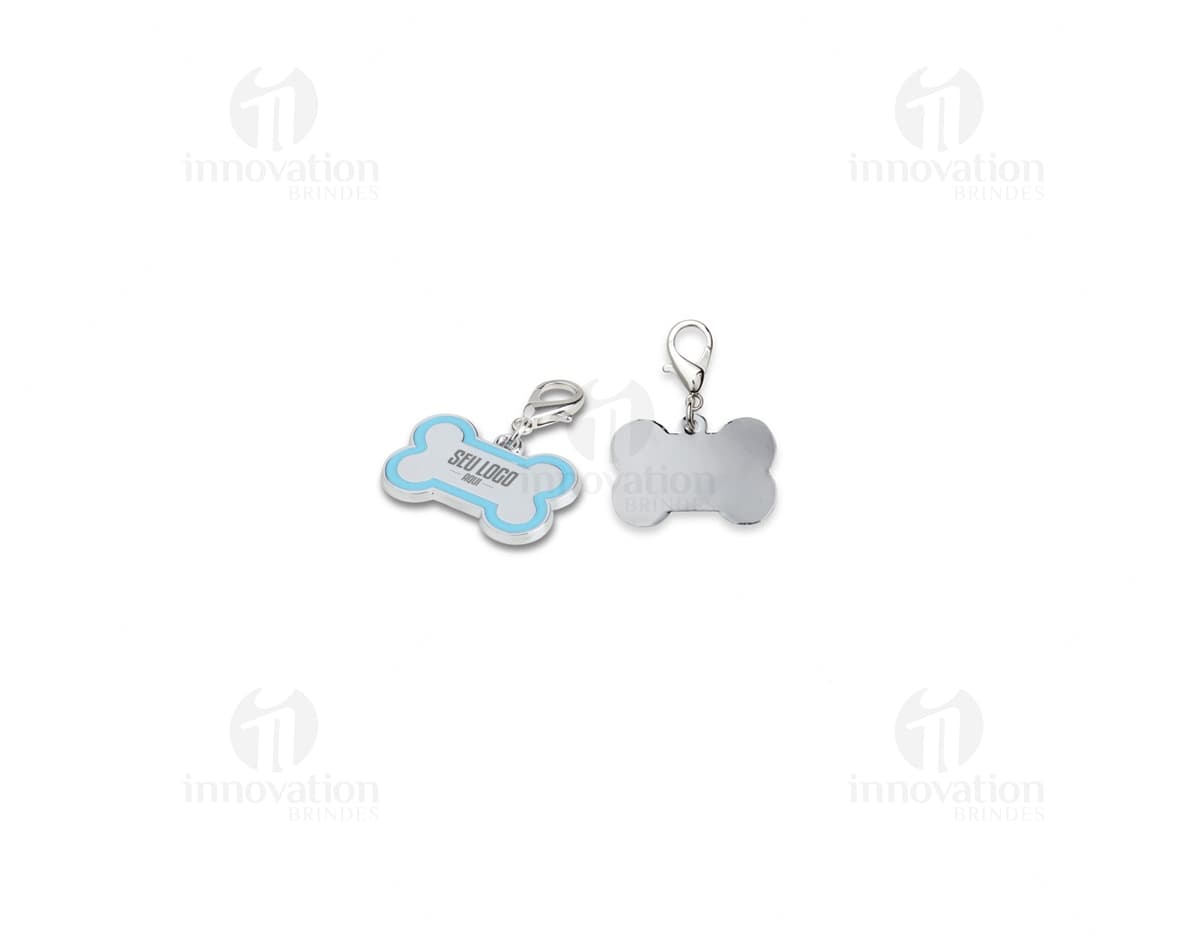 A imagem mostra um aromatizador e difusor, com design elegante e moderno, feito de vidro transparente e com difusor de varetas. O produto está sobre uma mesa branca, com flores e folhas ao redor, transmitindo a sensação de frescor e bem-estar. A imagem mostra um aromatizador e difusor, com design elegante e moderno, feito de vidro transparente e com difusor de varetas. O produto está sobre uma mesa branca, com flores e folhas ao redor, transmitindo a sensação de frescor e bem-estar.