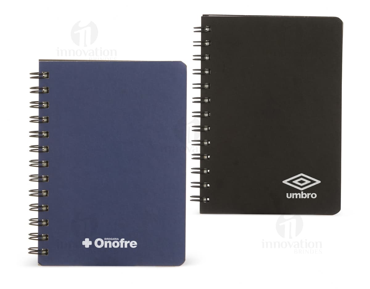 Kit com 6 porta copos em diferentes cores e estilos. Os porta copos são redondos e possuem acabamento em madeira e cortiça. Kit com 6 porta copos em diferentes cores e estilos. Os porta copos são redondos e possuem acabamento em madeira e cortiça.