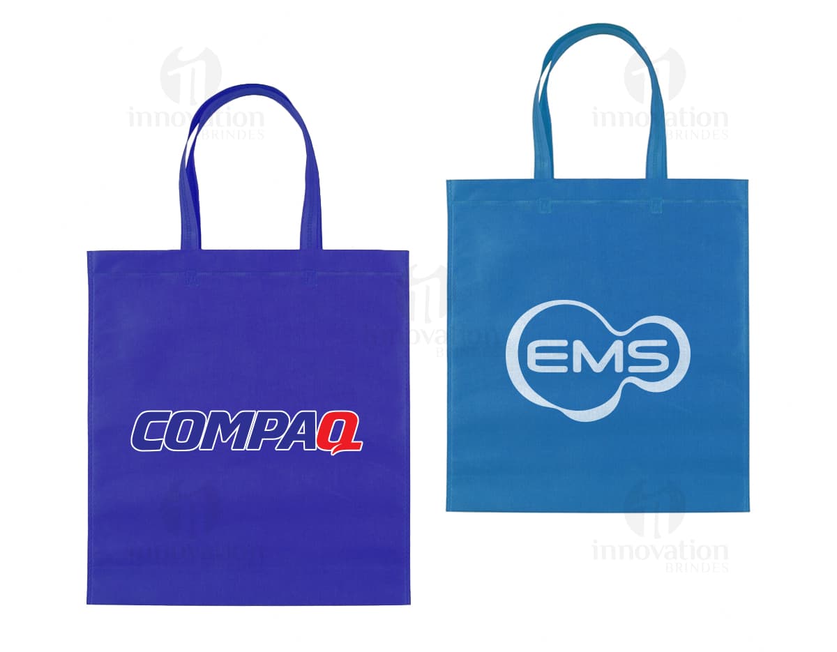 Sacola de compras de estilo boutique, feita de tecido TNT costurado e selado termicamente. O design inclui alça de metal, fecho de segurança, etiqueta de papel e cor amarela brilhante. Ideal para compras no varejo, presente ou proteção de objetos pessoais. Sacola de compras de estilo boutique, feita de tecido TNT costurado e selado termicamente. O design inclui alça de metal, fecho de segurança, etiqueta de papel e cor amarela brilhante. Ideal para compras no varejo, presente ou proteção de objetos pessoais.