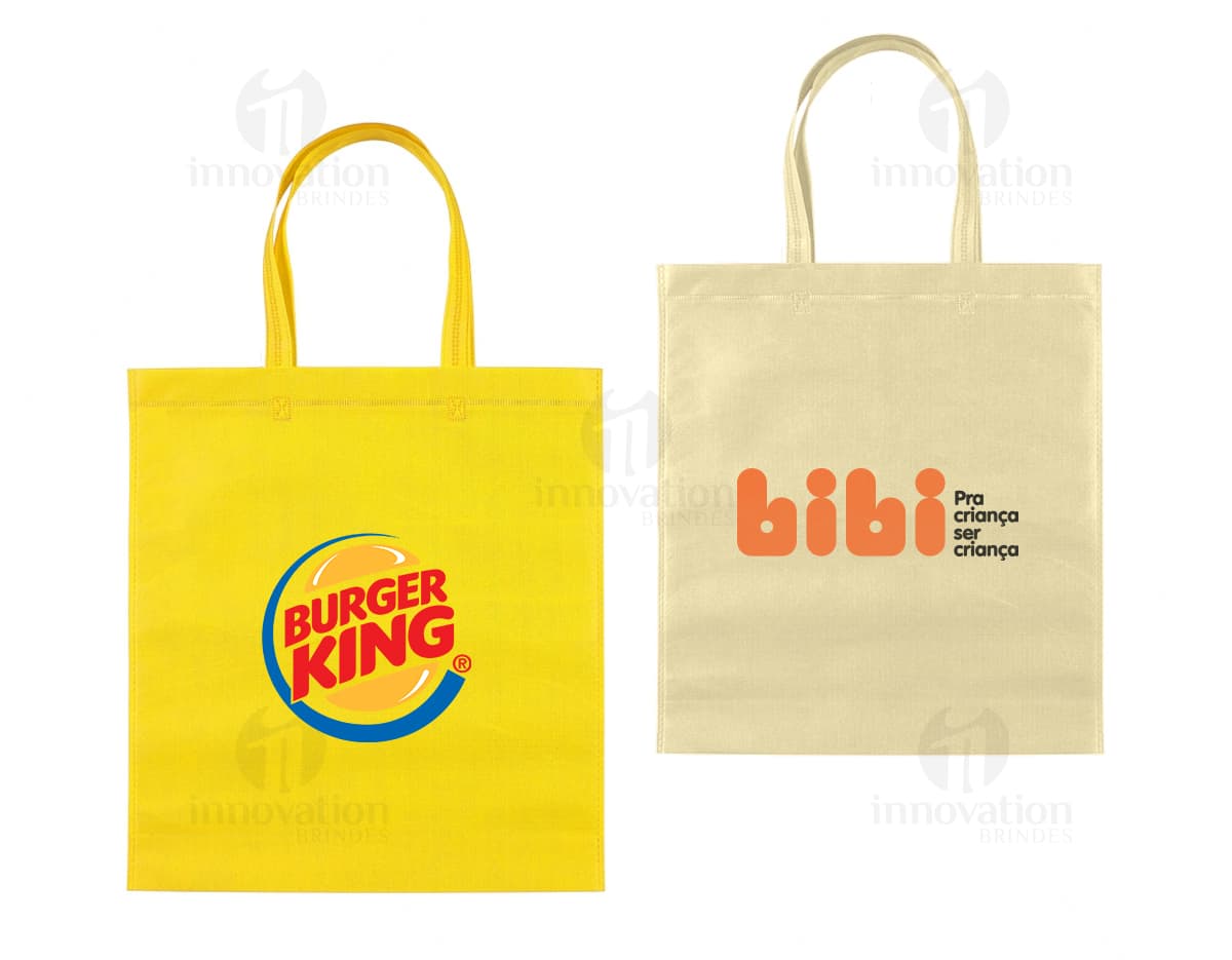 Sacola de compras de estilo boutique, feita de tecido TNT costurado e selado termicamente. O design inclui alça de metal, fecho de segurança, etiqueta de papel e cor amarela brilhante. Ideal para compras no varejo, presente ou proteção de objetos pessoais. Sacola de compras de estilo boutique, feita de tecido TNT costurado e selado termicamente. O design inclui alça de metal, fecho de segurança, etiqueta de papel e cor amarela brilhante. Ideal para compras no varejo, presente ou proteção de objetos pessoais.