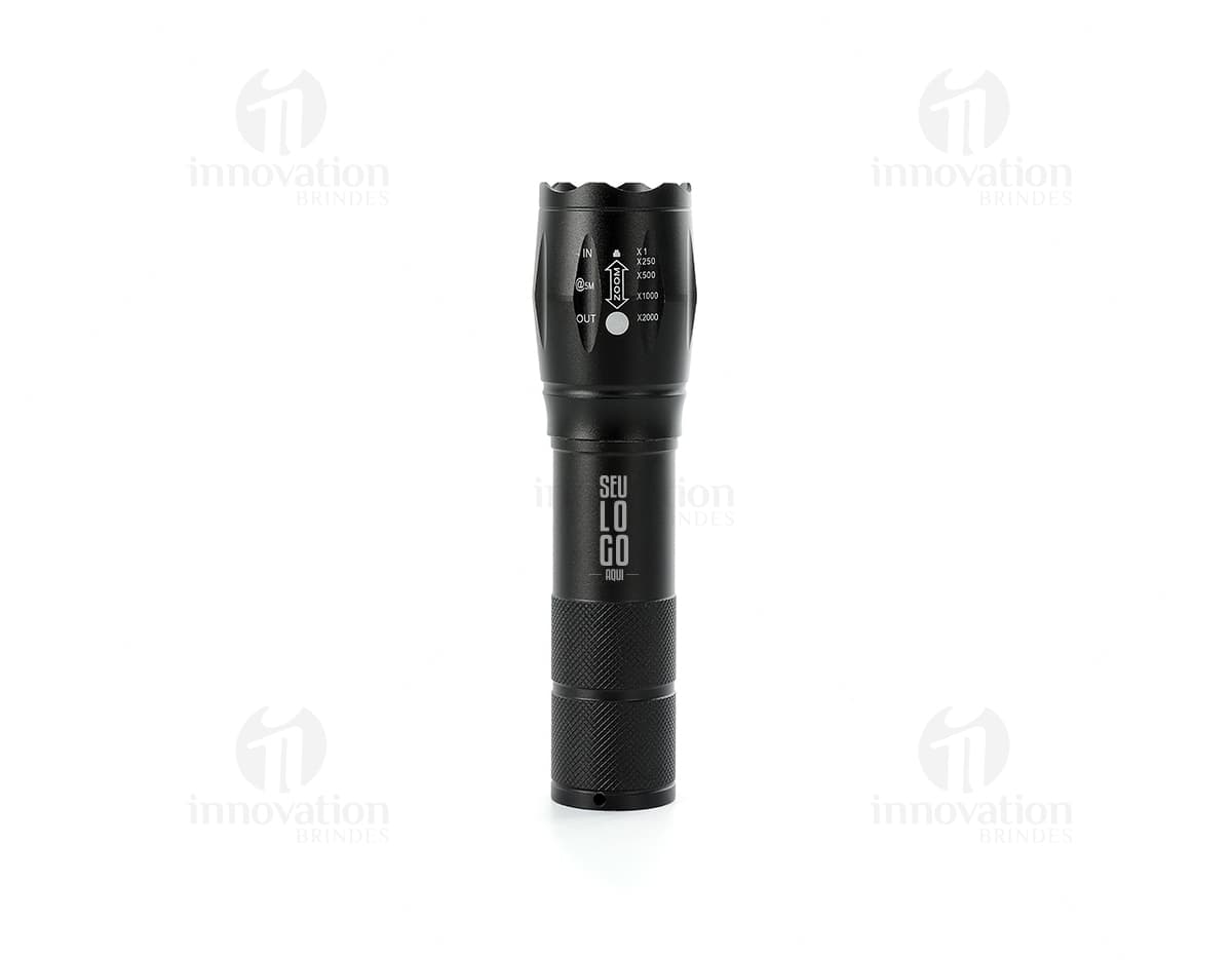 Lanterna led recarregável com zoom, em metal prateado e detalhes em plástico preto. O equipamento possui design clássico e elegante, ideal para uso em casa, escola ou no trabalho. Lanterna led recarregável com zoom, em metal prateado e detalhes em plástico preto. O equipamento possui design clássico e elegante, ideal para uso em casa, escola ou no trabalho.