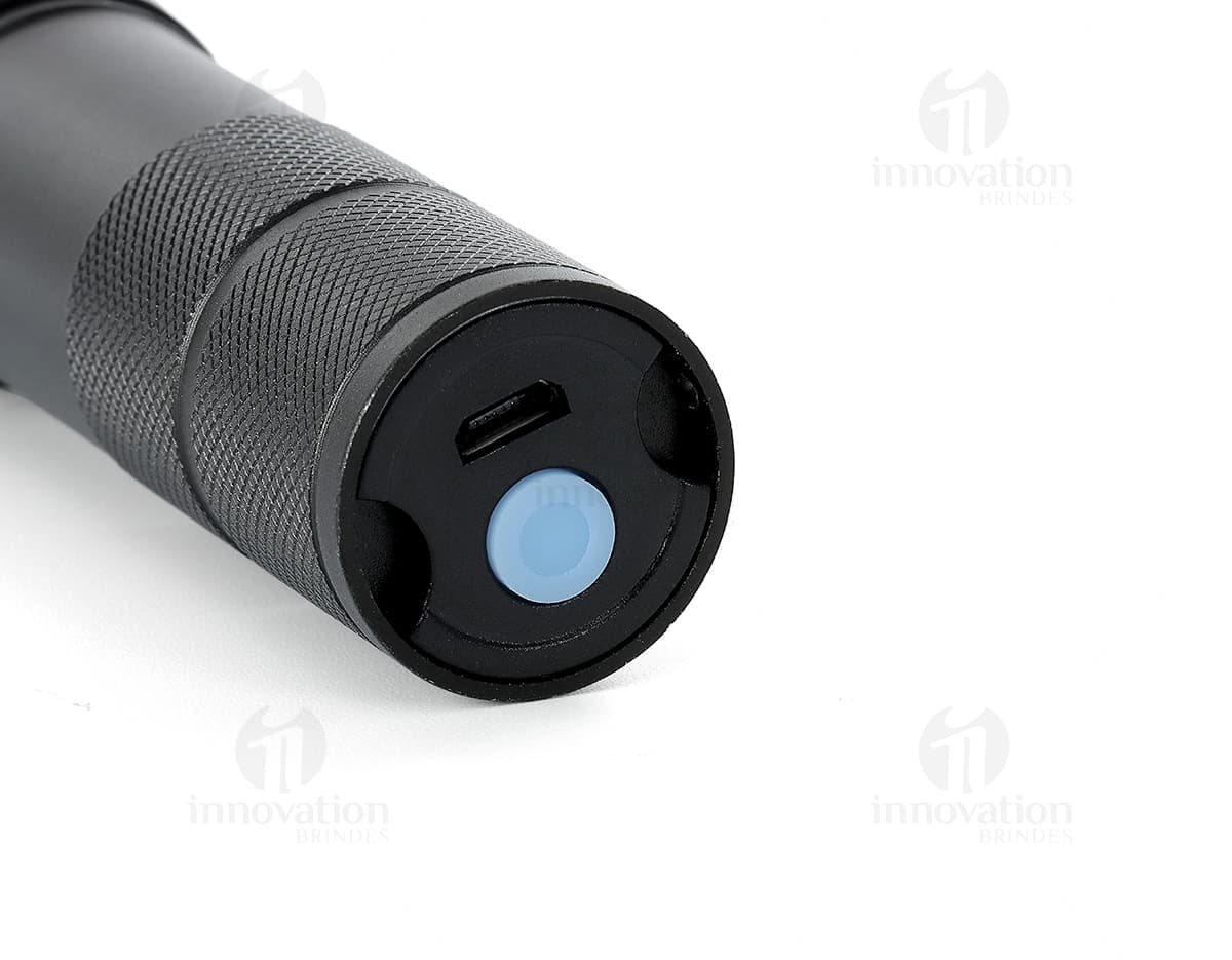 Lanterna led recarregável com zoom, em metal prateado e detalhes em plástico preto. O equipamento possui design clássico e elegante, ideal para uso em casa, escola ou no trabalho. Lanterna led recarregável com zoom, em metal prateado e detalhes em plástico preto. O equipamento possui design clássico e elegante, ideal para uso em casa, escola ou no trabalho.