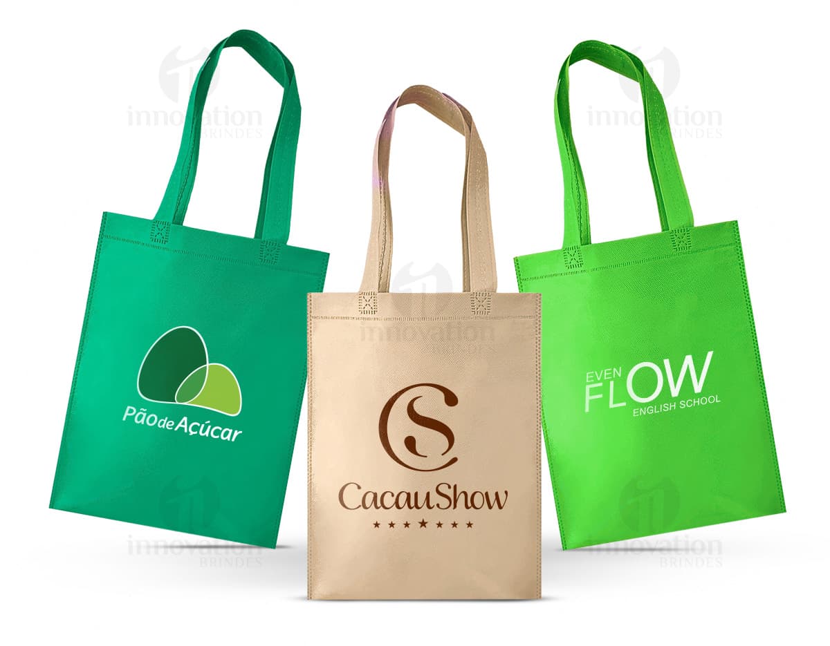 Kit com 6 porta copos em formato redondo e feitos de material resistente. Os porta copos possuem estampas coloridas e variadas, ideais para decorar e proteger superfícies de móveis. Kit com 6 porta copos em formato redondo e feitos de material resistente. Os porta copos possuem estampas coloridas e variadas, ideais para decorar e proteger superfícies de móveis.