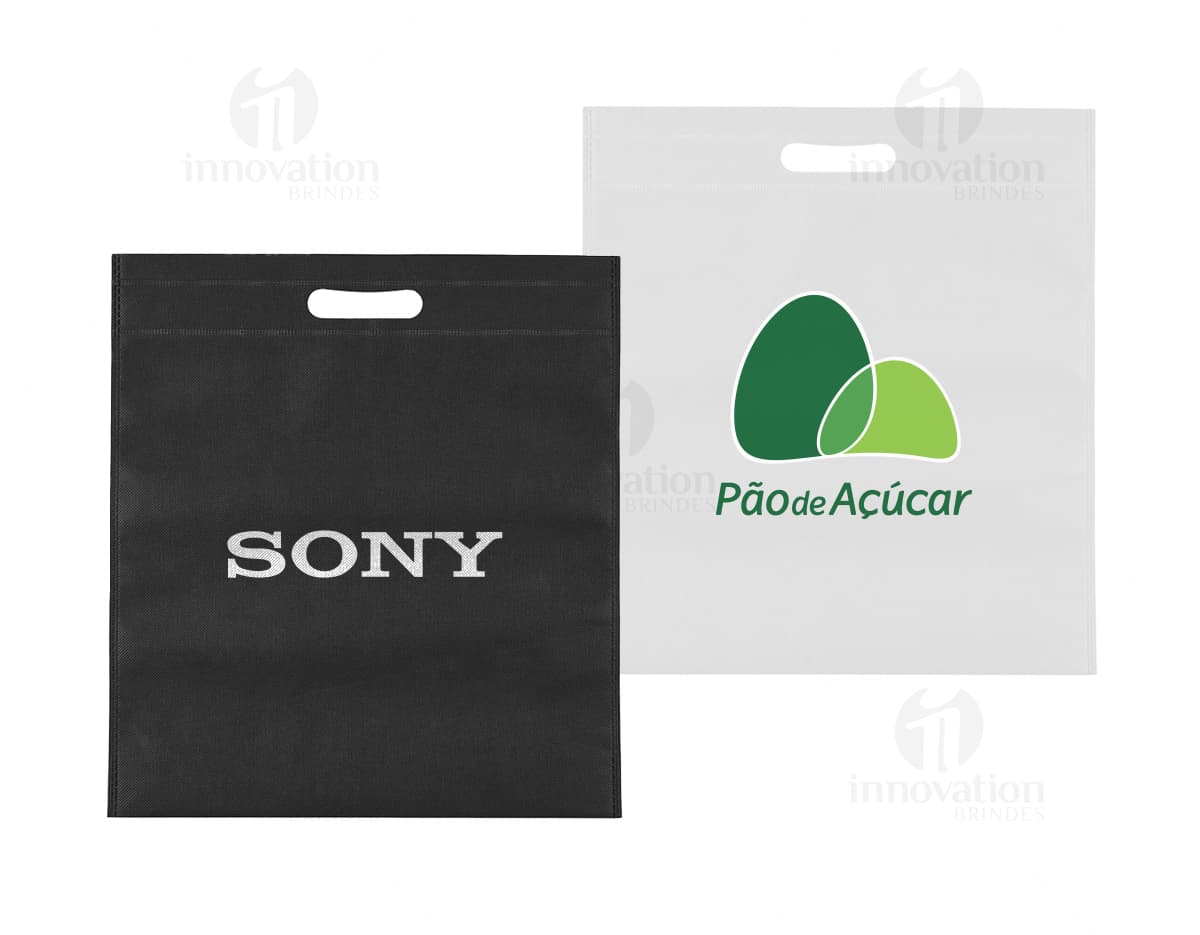 Kit com 6 porta copos em formato quadrado, feitos de cerâmica com estampa de folhas verdes em fundo branco. Os porta copos possuem bordas arredondadas e são ideais para proteger superfícies de móveis. Kit com 6 porta copos em formato quadrado, feitos de cerâmica com estampa de folhas verdes em fundo branco. Os porta copos possuem bordas arredondadas e são ideais para proteger superfícies de móveis.