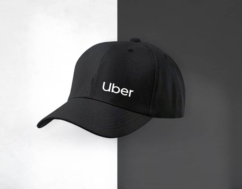 Boné amarelo de seis gomos com design esportivo, ideal para proteção contra o sol durante práticas esportivas como tênis e futebol. O acessório esportivo é feito de material resistente e possui um símbolo na parte frontal. Ótima opção de acessório esportivo para uso durante competições ou lazer ao ar livre.