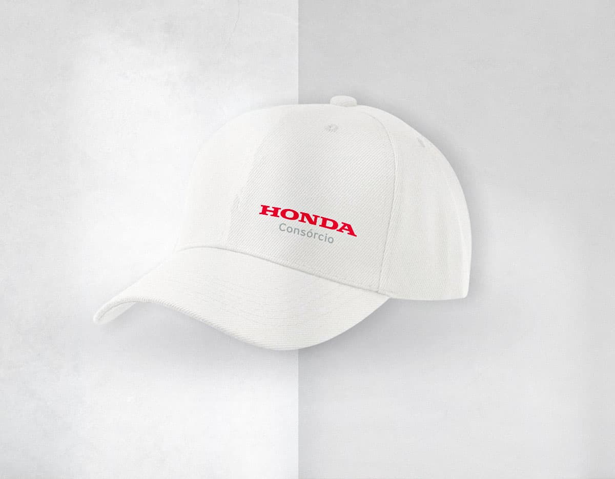 Kit com 6 porta copos em diferentes cores e estampas, dispostos de forma organizada em uma mesa de madeira. Kit com 6 porta copos em diferentes cores e estampas, dispostos de forma organizada em uma mesa de madeira.