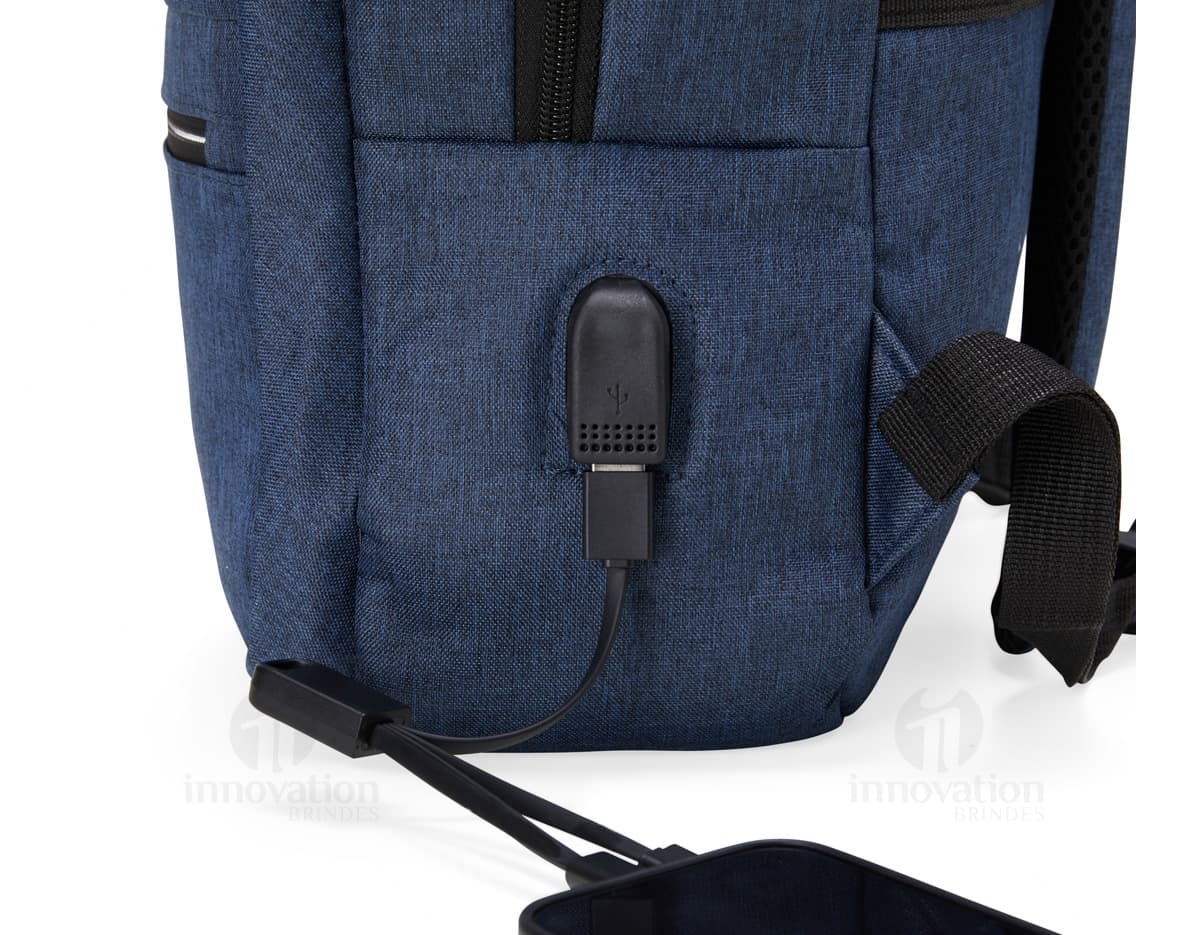 Mochila de couro sintético preta com alças ajustáveis e fecho de zíper. Mochila de couro sintético preta com alças ajustáveis e fecho de zíper.