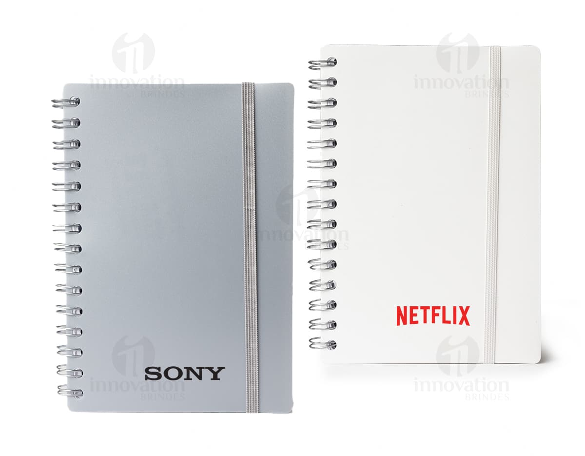 Kit com 6 porta copos de cores variadas. Os porta copos possuem design moderno e são feitos de material resistente. Kit com 6 porta copos de cores variadas. Os porta copos possuem design moderno e são feitos de material resistente.