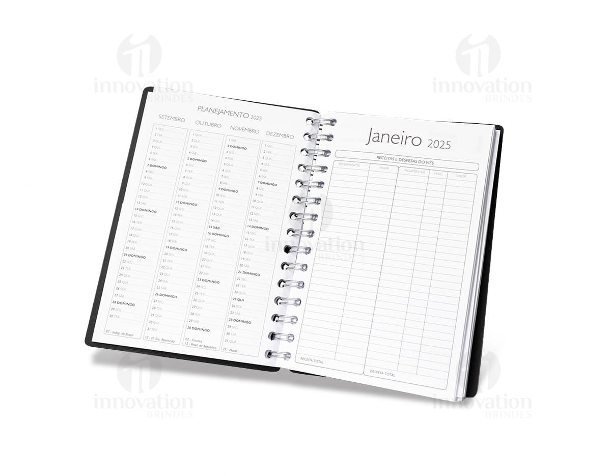 Kit com 6 porta copos em diferentes cores e estilos, posicionados em cima de uma mesa de madeira. Kit com 6 porta copos em diferentes cores e estilos, posicionados em cima de uma mesa de madeira.