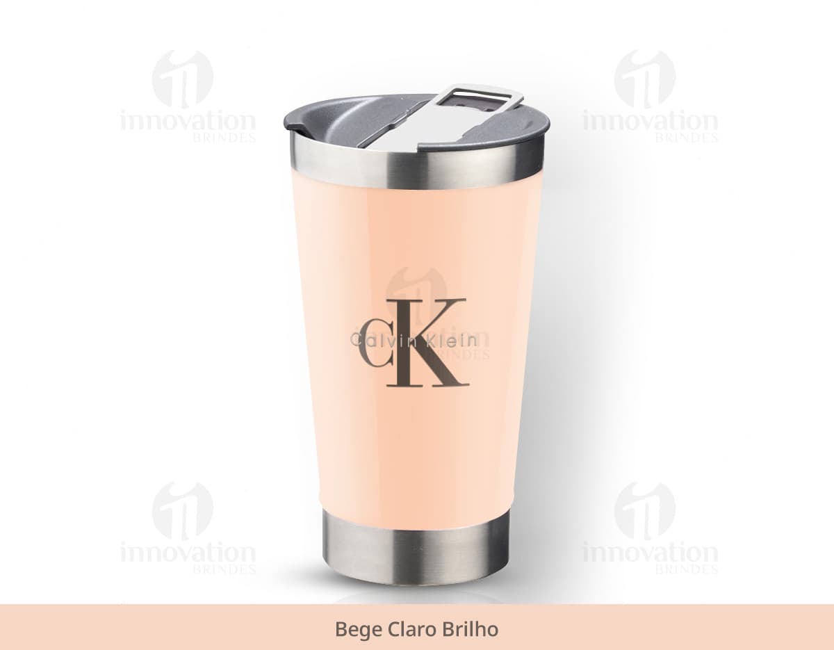 Kit Coquetel contendo shaker de metal, medidor de doses, colher bailarina, coqueteleira e pinça de gelo em fundo branco. Kit Coquetel contendo shaker de metal, medidor de doses, colher bailarina, coqueteleira e pinça de gelo em fundo branco.