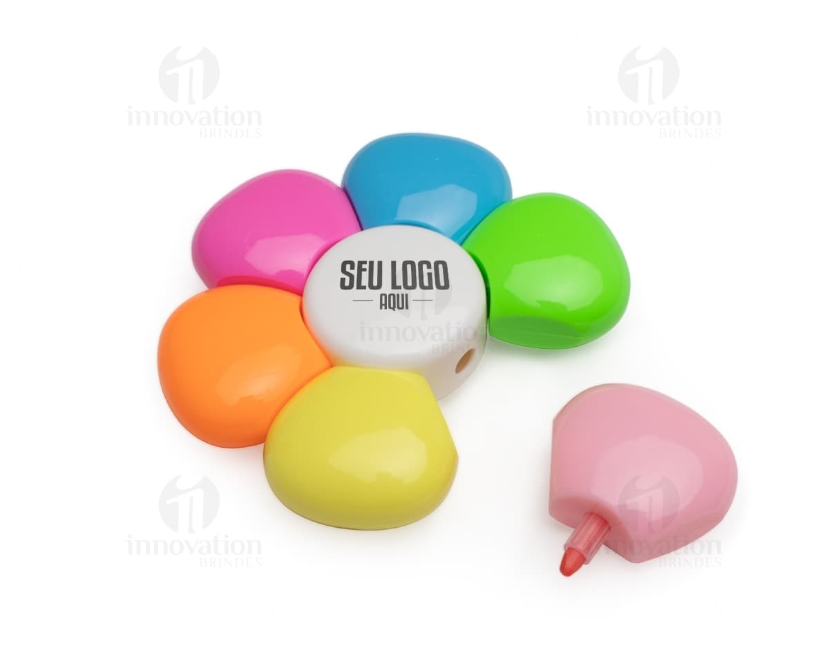 Kit com 6 porta copos em formato circular com estampas variadas em tons de azul, amarelo e branco. Os porta copos possuem base de cortiça para evitar escorregões. Kit com 6 porta copos em formato circular com estampas variadas em tons de azul, amarelo e branco. Os porta copos possuem base de cortiça para evitar escorregões.