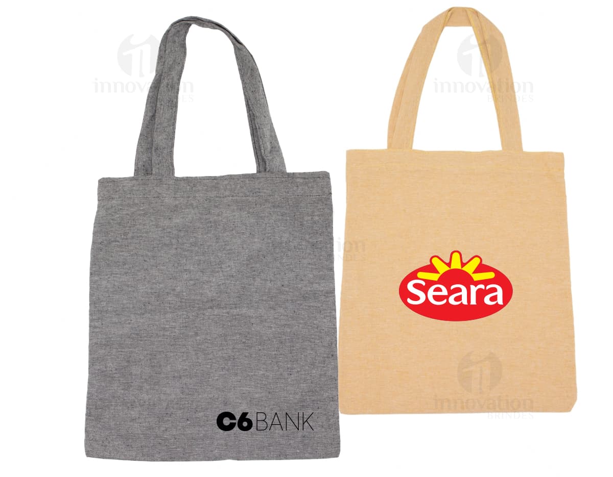 Tábua redonda de madeira com acabamento rústico e detalhes em entalhe. Tábua redonda de madeira com acabamento rústico e detalhes em entalhe.