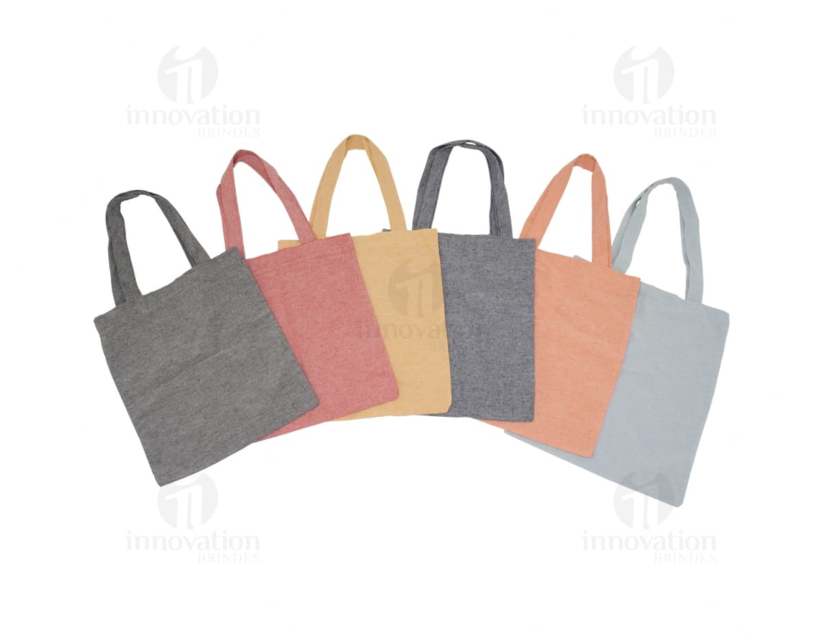 Sacolas de algodão marrom com alças internas em uma loja de moda feminina. Os sacos estão vazios e fechados com etiquetas de papel e fechos de segurança. O design inclui um símbolo de cadeado e etiquetas de preço. Ideal para embalar roupas, presentes ou mercadorias, proporcionando segurança e proteção aos itens contidos. Sacolas de algodão marrom com alças internas em uma loja de moda feminina. Os sacos estão vazios e fechados com etiquetas de papel e fechos de segurança. O design inclui um símbolo de cadeado e etiquetas de preço. Ideal para embalar roupas, presentes ou mercadorias, proporcionando segurança e proteção aos itens contidos.