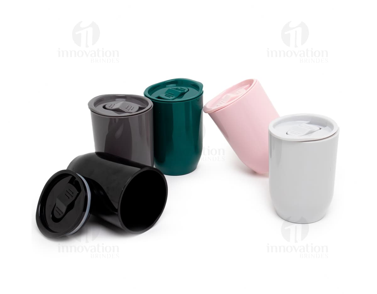 Kit com 6 porta copos em formato circular, feitos de madeira e com estampas coloridas. Cada porta copo possui um desenho diferente, como flores, listras e animais. Kit com 6 porta copos em formato circular, feitos de madeira e com estampas coloridas. Cada porta copo possui um desenho diferente, como flores, listras e animais.
