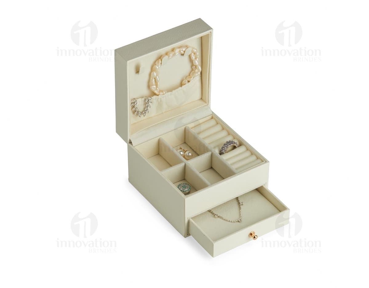 Porta joias com design sofisticado em formato de disquete, com espaço para armazenamento de memórias, notas e documentos. Em tons de marrom e amarelo, com elementos de papel e adesivos para organização. Perfeito para uso em escritórios e em casa. Porta joias com design sofisticado em formato de disquete, com espaço para armazenamento de memórias, notas e documentos. Em tons de marrom e amarelo, com elementos de papel e adesivos para organização. Perfeito para uso em escritórios e em casa.