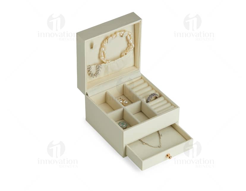 Porta joias com design sofisticado em formato de disquete, com espaço para armazenamento de memórias, notas e documentos. Em tons de marrom e amarelo, com elementos de papel e adesivos para organização. Perfeito para uso em escritórios e em casa.