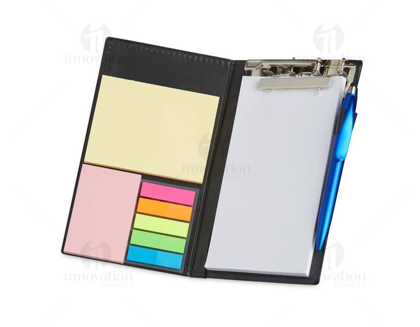 Kit com 6 porta copos em formato redondo, feitos de madeira com estampas coloridas e detalhes em borda dourada.