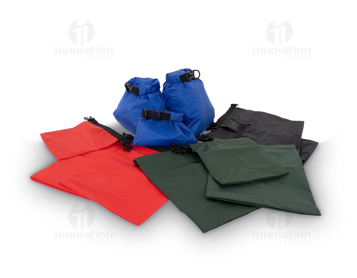 Kit saco impermeável em plástico resistente, perfeito para proteger seus pertences da água. Ideal para um dia de compras em família ou para usar na praia sem preocupações. Moderno, prático e cheio de estilo! Um brinde perfeito. Kit saco impermeável em plástico resistente, perfeito para proteger seus pertences da água. Ideal para um dia de compras em família ou para usar na praia sem preocupações. Moderno, prático e cheio de estilo! Um brinde perfeito.