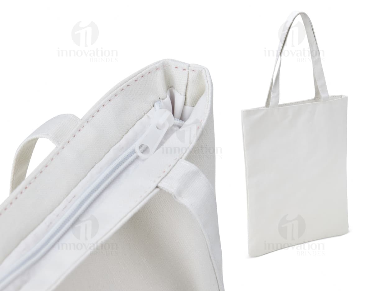 Sacola de nylon preta com zíper e alça, ideal para compras e armazenamento de objetos. Elegante e prática, perfeita para quem busca estilo e funcionalidade. Sacola de nylon preta com zíper e alça, ideal para compras e armazenamento de objetos. Elegante e prática, perfeita para quem busca estilo e funcionalidade.