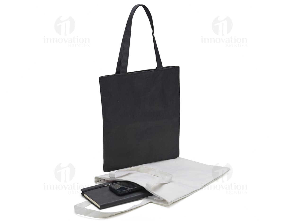 Sacola de nylon preta com zíper e alça, ideal para compras e armazenamento de objetos. Elegante e prática, perfeita para quem busca estilo e funcionalidade. Sacola de nylon preta com zíper e alça, ideal para compras e armazenamento de objetos. Elegante e prática, perfeita para quem busca estilo e funcionalidade.