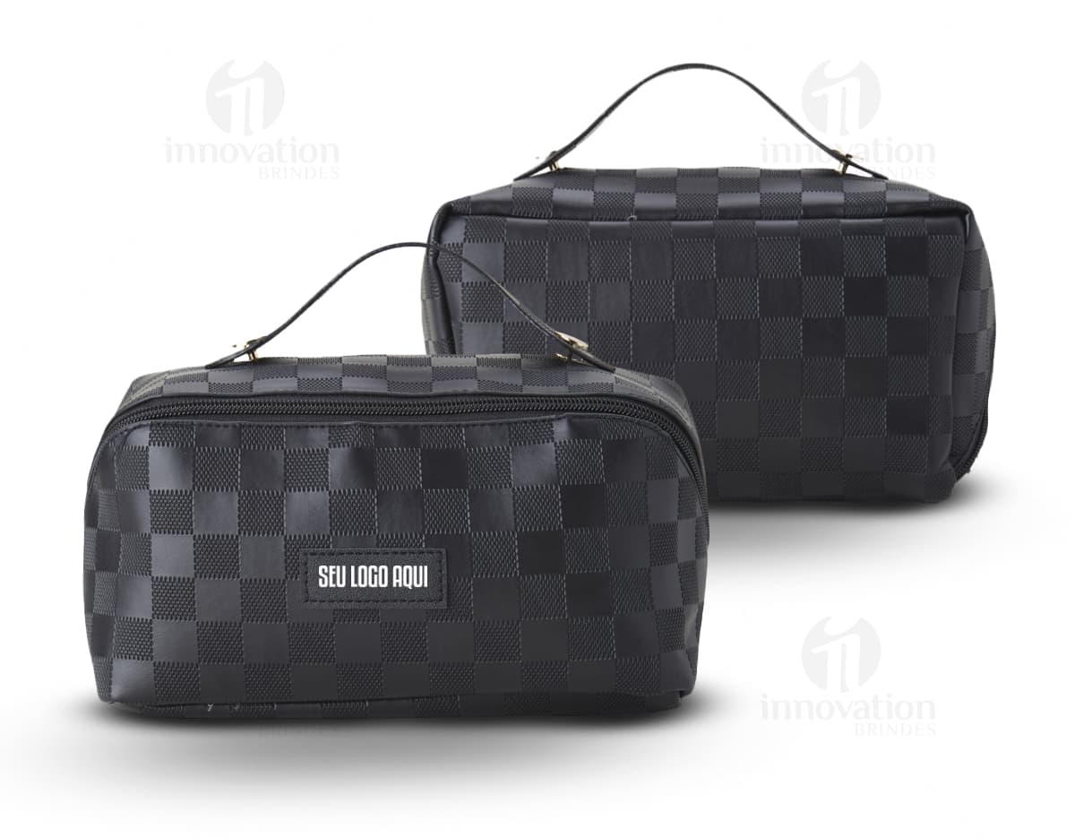 Nécessaire de couro sintético moderno e luxuoso, perfeito para você levar seus acessórios de viagem com muito estilo. Ideal para quem busca praticidade e elegância em um único produto. Aproveite a qualidade do couro sintético e o design clássico deste nécessaire. Leve, compacto e com alça, é um item indispensável para quem valoriza a praticidade no dia a dia. Adquira já o seu e tenha um acessório exclusivo para acompanhar suas aventuras! Nécessaire de couro sintético moderno e luxuoso, perfeito para você levar seus acessórios de viagem com muito estilo. Ideal para quem busca praticidade e elegância em um único produto. Aproveite a qualidade do couro sintético e o design clássico deste nécessaire. Leve, compacto e com alça, é um item indispensável para quem valoriza a praticidade no dia a dia. Adquira já o seu e tenha um acessório exclusivo para acompanhar suas aventuras!